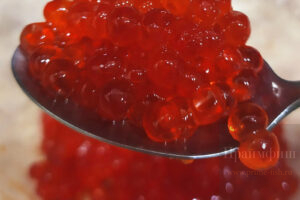 Красная икра: как формируется цена популярного деликатеса